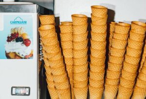 Eistüten und Eismaschine, © Lauren Bamford und Jesper Hede, aus: Pidapipó. Eistoll & Dessertverliebt Sieveking Verlag 2019.
