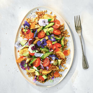 Tomatensalat mit Blüten Za`atar & Freekeh, aus: Come together. Alles aus einem Topf: 100 Rezepte, die glücklich machen, Sieveking Verlag