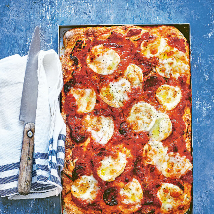 Sodabrot-Pizza mit köstlichem Belag, aus: Come together. Alles aus einem Topf: 100 Rezepte, die glücklich machen, Sieveking Verlag