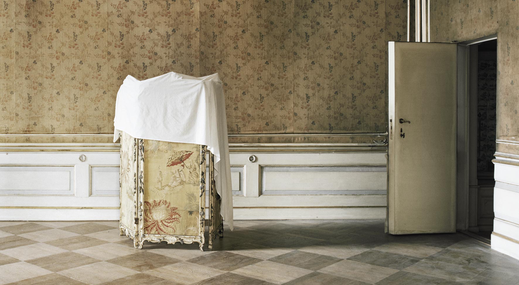 Saal mit textiler Wandverkleidung, barocker Paravent, offene Tapetentür (SPSG 18)
