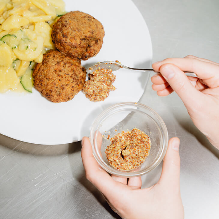 Falafel mit Kartoffelsalat und Senf