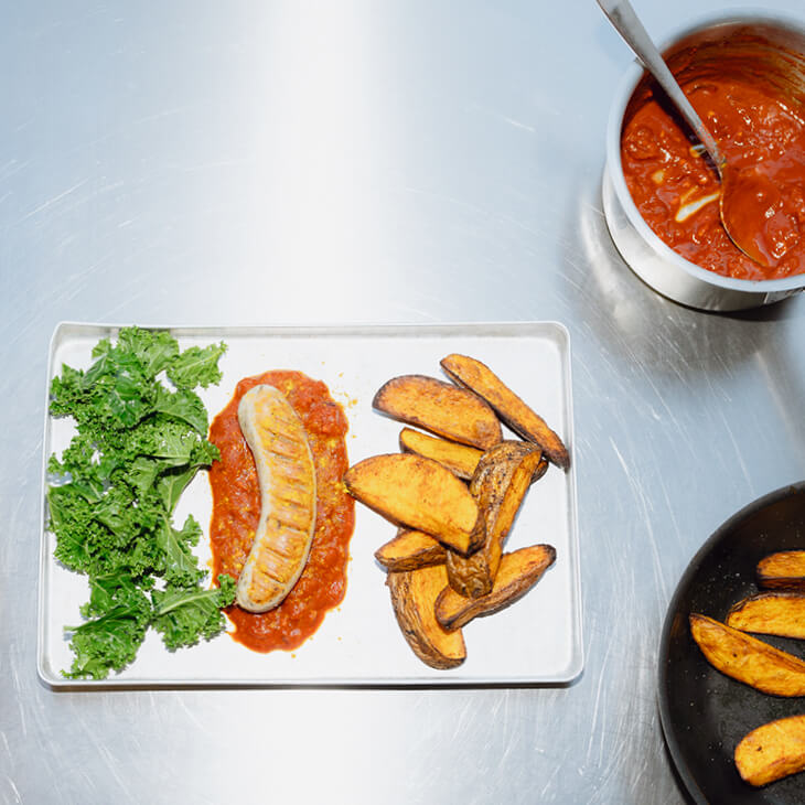 Currywurst mit Röstkartoffeln, Senfmayo und Grünkohlsalat