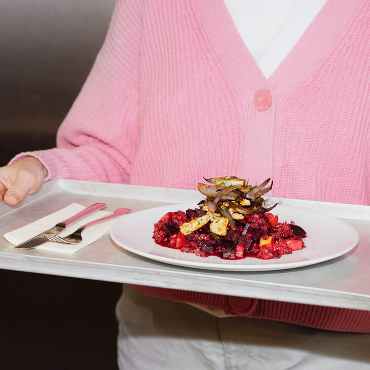 Rote-Bete-Ragout mit Graupen, gehacktem Tofu und Dill