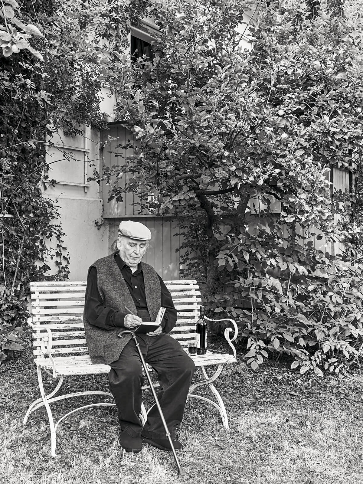 Foto von Rudi Tröger auf einer Gartenbank