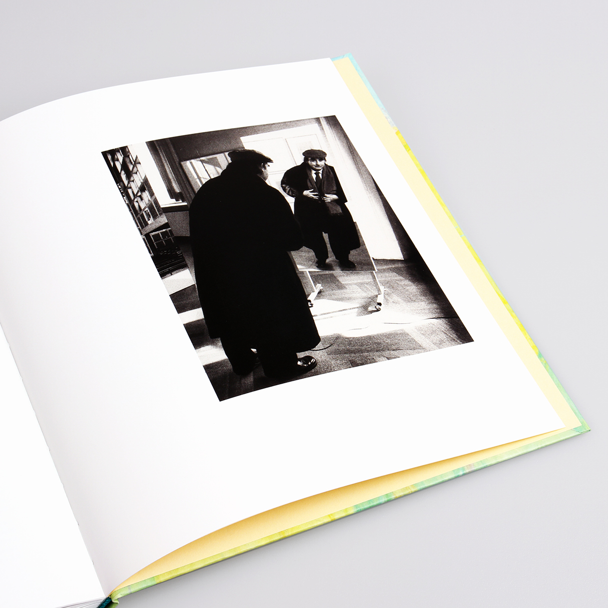 Aufgeschlagenes Buch Rudi Tröger Ausblicke und Innensschau