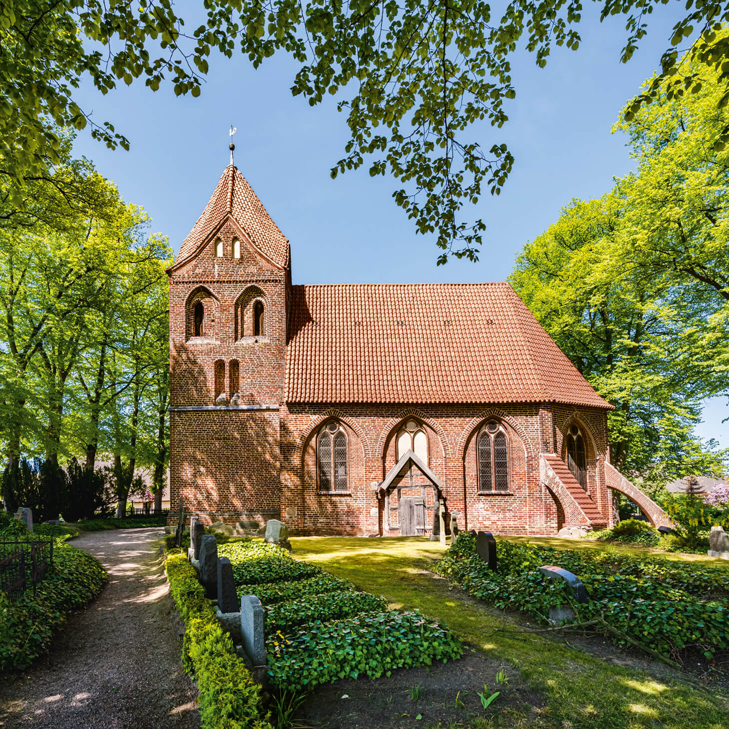 Außenaufnahme der in Ziegelbauweise errichteten Dorfkirche in Dorf Mecklenburg
