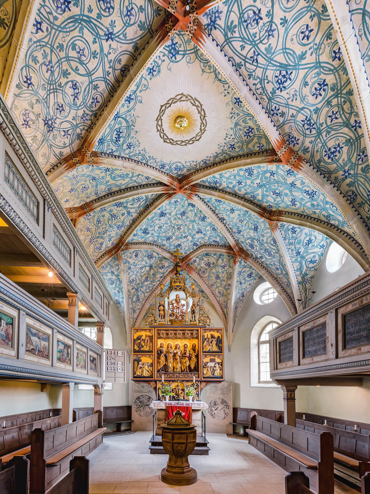 Weitwinkliges Foto der Dorfkirche Höckendorf, Sachsen mit prägnanter blauer Bemalung der Decke