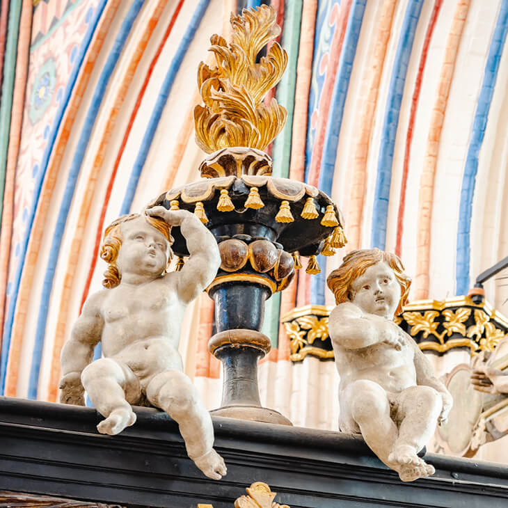 Detailfoto zweier Putten in der Nicolaikirche Stralsund