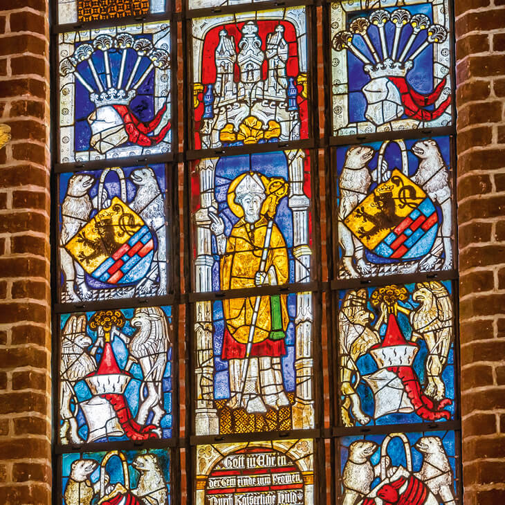 Bleiglasfenster mit Figuren und heraldischen Motiven aus St. Marien Kenz